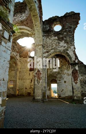 Nichée parmi les vignobles sur les pentes de Montello se trouve l'abbaye de Sant'Eustachio in Nervesa della Battaglia. Un ancien monastère bénédictin Banque D'Images