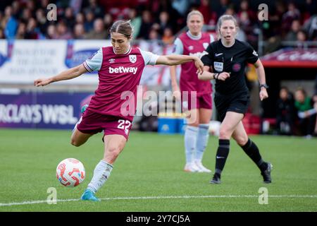 Londres, Royaume-Uni. 29 septembre 2024. Londres, Angleterre, septembre 29 2024 : Katrina Gorry (22 West Ham) en action lors du match de Super League entre West Ham et Liverpool au Chigwell construction Stadium à Londres, en Angleterre. (Pedro Porru/SPP) crédit : SPP Sport Press photo. /Alamy Live News Banque D'Images