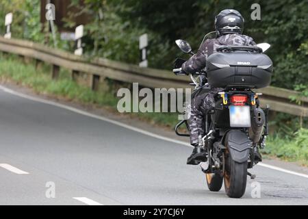 Lebensgefahr auf zwei Rädern Motorradfahrer bewegen sich mit teils hohen Geschwindigkeiten und sehr engen Kurven auf einer Landstraße. In vielen Fällen ist die Kleidung ungenügend. Wülfrath-Aprath Nordrhein-Westfalen Deutschland Aprather Weg / Wiedener Straße *** danger pour la vie sur deux roues les motocyclistes se déplacent à des vitesses parfois élevées et dans des virages très serrés sur une route de campagne dans de nombreux cas, les vêtements sont inadéquats Wülfrath Aprath Rhénanie du Nord-Westphalie Allemagne Aprather Weg Wiedener Straße Banque D'Images