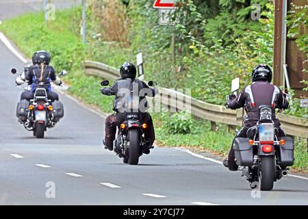 Lebensgefahr auf zwei Rädern Motorradfahrer bewegen sich mit teils hohen Geschwindigkeiten und sehr engen Kurven auf einer Landstraße. In vielen Fällen ist die Kleidung ungenügend. Wülfrath-Aprath Nordrhein-Westfalen Deutschland Aprather Weg / Wiedener Straße *** danger pour la vie sur deux roues les motocyclistes se déplacent à des vitesses parfois élevées et dans des virages très serrés sur une route de campagne dans de nombreux cas, les vêtements sont inadéquats Wülfrath Aprath Rhénanie du Nord-Westphalie Allemagne Aprather Weg Wiedener Straße Banque D'Images