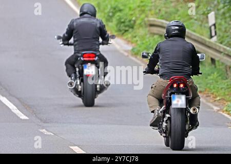 Lebensgefahr auf zwei Rädern Motorradfahrer bewegen sich mit teils hohen Geschwindigkeiten und sehr engen Kurven auf einer Landstraße. In vielen Fällen ist die Kleidung ungenügend. Wülfrath-Aprath Nordrhein-Westfalen Deutschland Aprather Weg / Wiedener Straße *** danger pour la vie sur deux roues les motocyclistes se déplacent à des vitesses parfois élevées et dans des virages très serrés sur une route de campagne dans de nombreux cas, les vêtements sont inadéquats Wülfrath Aprath Rhénanie du Nord-Westphalie Allemagne Aprather Weg Wiedener Straße Banque D'Images