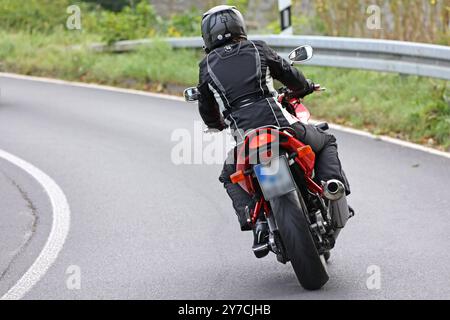 Lebensgefahr auf zwei Rädern Motorradfahrer bewegen sich mit teils hohen Geschwindigkeiten und sehr engen Kurven auf einer Landstraße. In vielen Fällen ist die Kleidung ungenügend. Wülfrath-Aprath Nordrhein-Westfalen Deutschland Aprather Weg / Wiedener Straße *** danger pour la vie sur deux roues les motocyclistes se déplacent à des vitesses parfois élevées et dans des virages très serrés sur une route de campagne dans de nombreux cas, les vêtements sont inadéquats Wülfrath Aprath Rhénanie du Nord-Westphalie Allemagne Aprather Weg Wiedener Straße Banque D'Images