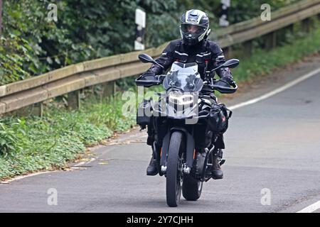 Lebensgefahr auf zwei Rädern Motorradfahrer bewegen sich mit teils hohen Geschwindigkeiten und sehr engen Kurven auf einer Landstraße. In vielen Fällen ist die Kleidung ungenügend. Wülfrath-Aprath Nordrhein-Westfalen Deutschland Aprather Weg / Wiedener Straße *** danger pour la vie sur deux roues les motocyclistes se déplacent à des vitesses parfois élevées et dans des virages très serrés sur une route de campagne dans de nombreux cas, les vêtements sont inadéquats Wülfrath Aprath Rhénanie du Nord-Westphalie Allemagne Aprather Weg Wiedener Straße Banque D'Images