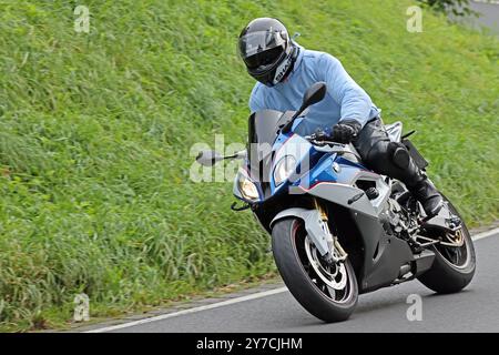 Lebensgefahr auf zwei Rädern Motorradfahrer bewegen sich mit teils hohen Geschwindigkeiten und sehr engen Kurven auf einer Landstraße. In vielen Fällen ist die Kleidung ungenügend. Wülfrath-Aprath Nordrhein-Westfalen Deutschland Aprather Weg / Wiedener Straße *** danger pour la vie sur deux roues les motocyclistes se déplacent à des vitesses parfois élevées et dans des virages très serrés sur une route de campagne dans de nombreux cas, les vêtements sont inadéquats Wülfrath Aprath Rhénanie du Nord-Westphalie Allemagne Aprather Weg Wiedener Straße Banque D'Images