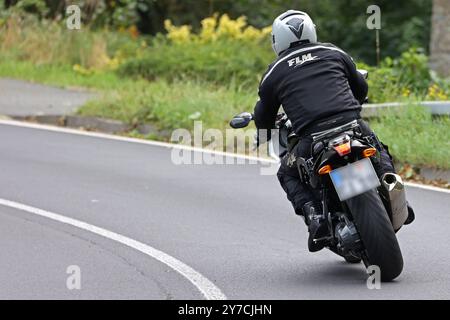 Lebensgefahr auf zwei Rädern Motorradfahrer bewegen sich mit teils hohen Geschwindigkeiten und sehr engen Kurven auf einer Landstraße. In vielen Fällen ist die Kleidung ungenügend. Wülfrath-Aprath Nordrhein-Westfalen Deutschland Aprather Weg / Wiedener Straße *** danger pour la vie sur deux roues les motocyclistes se déplacent à des vitesses parfois élevées et dans des virages très serrés sur une route de campagne dans de nombreux cas, les vêtements sont inadéquats Wülfrath Aprath Rhénanie du Nord-Westphalie Allemagne Aprather Weg Wiedener Straße Banque D'Images