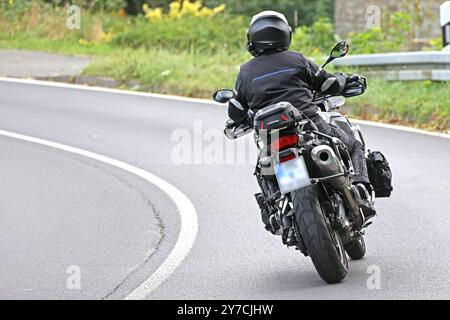 Lebensgefahr auf zwei Rädern Motorradfahrer bewegen sich mit teils hohen Geschwindigkeiten und sehr engen Kurven auf einer Landstraße. In vielen Fällen ist die Kleidung ungenügend. Wülfrath-Aprath Nordrhein-Westfalen Deutschland Aprather Weg / Wiedener Straße *** danger pour la vie sur deux roues les motocyclistes se déplacent à des vitesses parfois élevées et dans des virages très serrés sur une route de campagne dans de nombreux cas, les vêtements sont inadéquats Wülfrath Aprath Rhénanie du Nord-Westphalie Allemagne Aprather Weg Wiedener Straße Banque D'Images