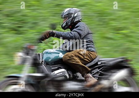 Lebensgefahr auf zwei Rädern Motorradfahrer bewegen sich mit teils hohen Geschwindigkeiten und sehr engen Kurven auf einer Landstraße. In vielen Fällen ist die Kleidung ungenügend. Wülfrath-Aprath Nordrhein-Westfalen Deutschland Aprather Weg / Wiedener Straße *** danger pour la vie sur deux roues les motocyclistes se déplacent à des vitesses parfois élevées et dans des virages très serrés sur une route de campagne dans de nombreux cas, les vêtements sont inadéquats Wülfrath Aprath Rhénanie du Nord-Westphalie Allemagne Aprather Weg Wiedener Straße Banque D'Images