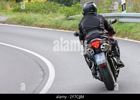 Lebensgefahr auf zwei Rädern Motorradfahrer bewegen sich mit teils hohen Geschwindigkeiten und sehr engen Kurven auf einer Landstraße. In vielen Fällen ist die Kleidung ungenügend. Wülfrath-Aprath Nordrhein-Westfalen Deutschland Aprather Weg / Wiedener Straße *** danger pour la vie sur deux roues les motocyclistes se déplacent à des vitesses parfois élevées et dans des virages très serrés sur une route de campagne dans de nombreux cas, les vêtements sont inadéquats Wülfrath Aprath Rhénanie du Nord-Westphalie Allemagne Aprather Weg Wiedener Straße Banque D'Images