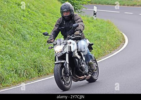 Lebensgefahr auf zwei Rädern Motorradfahrer bewegen sich mit teils hohen Geschwindigkeiten und sehr engen Kurven auf einer Landstraße. In vielen Fällen ist die Kleidung ungenügend. Wülfrath-Aprath Nordrhein-Westfalen Deutschland Aprather Weg / Wiedener Straße *** danger pour la vie sur deux roues les motocyclistes se déplacent à des vitesses parfois élevées et dans des virages très serrés sur une route de campagne dans de nombreux cas, les vêtements sont inadéquats Wülfrath Aprath Rhénanie du Nord-Westphalie Allemagne Aprather Weg Wiedener Straße Banque D'Images