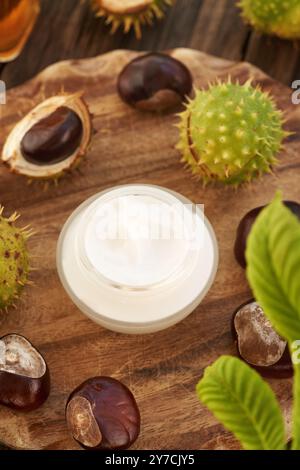 Crème de châtaigne de cheval ou pommade dans un bocal en verre sur une table en bois Banque D'Images