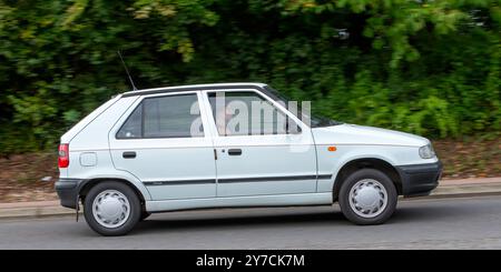 Milton Keynes, Royaume-Uni - 29 septembre 2024 : 1996 voiture blanche Skoda Felicia conduisant sur une route britannique Banque D'Images