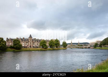 Vue sur la rivière Ness qui traverse la ville médiévale centrale d'Inverness, en Écosse, par une journée nuageuse d'été Banque D'Images