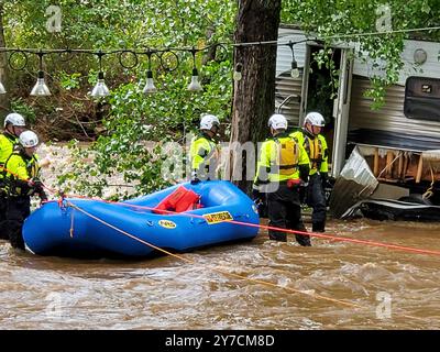 Comté de Haywood, États-Unis. 28 septembre 2024. Les membres de la FEMA Massachusetts Task Force 1 effectuent des recherches et des sauvetages dans les eaux de crue causées par l'ouragan Helene, le 28 septembre 2024 dans le comté de Haywood, en Caroline du Nord. Crédit : FEMA Visuals/FEMA/Alamy Live News Banque D'Images