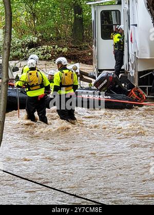 Comté de Haywood, États-Unis. 28 septembre 2024. Les membres de la FEMA Massachusetts Task Force 1 effectuent des recherches et des sauvetages dans les eaux de crue causées par l'ouragan Helene, le 28 septembre 2024 dans le comté de Haywood, en Caroline du Nord. Crédit : FEMA Visuals/FEMA/Alamy Live News Banque D'Images