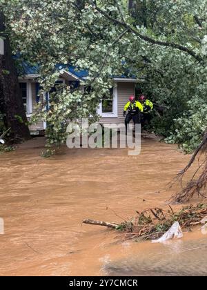 Comté de Haywood, États-Unis. 28 septembre 2024. Les membres de la FEMA Massachusetts Task Force 1 effectuent des recherches et des sauvetages dans les eaux de crue causées par l'ouragan Helene, le 28 septembre 2024 dans le comté de Haywood, en Caroline du Nord. Crédit : FEMA Visuals/FEMA/Alamy Live News Banque D'Images