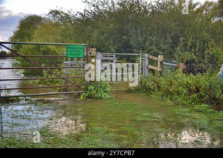 Sentiers inondés à Stony Stratford Banque D'Images