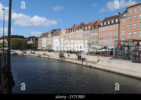 Copenhague/ Danemark/29 septembre 2024/ canal Gammel et vue sur le bâtiment depuis le pont hojbro à Copenhague. Photo. Francis Joseph Dean/Dean images non destinées à un usage commercial Banque D'Images