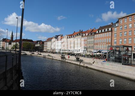 Copenhague/ Danemark/29 septembre 2024/ canal Gammel et vue sur le bâtiment depuis le pont hojbro à Copenhague. Photo. Francis Joseph Dean/Dean images non destinées à un usage commercial Banque D'Images