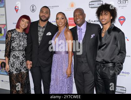 28 septembre 2024, Los Angeles, Californie, États-Unis : (de gauche à droite) Ryan Elizabeth Peete, Robinson James Peete, Holly Robinson Peete, Rodney Peete et Roman Peete assistent au Gala annuel DesignCare 2024 de la Fondation HollyRod. (Crédit image : © Billy Bennight/ZUMA Press Wire) USAGE ÉDITORIAL SEULEMENT! Non destiné à UN USAGE commercial ! Banque D'Images