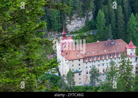 Hôtel dans la Forêt, Val Sinestra, Spa et retraite, Grisons, Suisse Banque D'Images