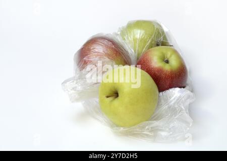 Pomme dans un sac en plastique, emballage Banque D'Images