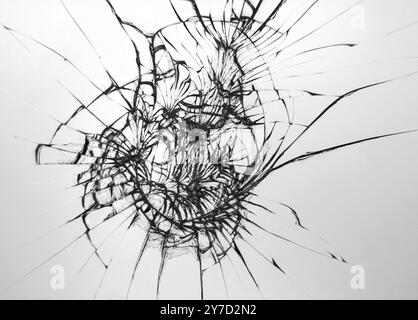 Motif de fissures sur le verre brisé, abstraction des éclats et des lignes de l'impact sur le verre Banque D'Images