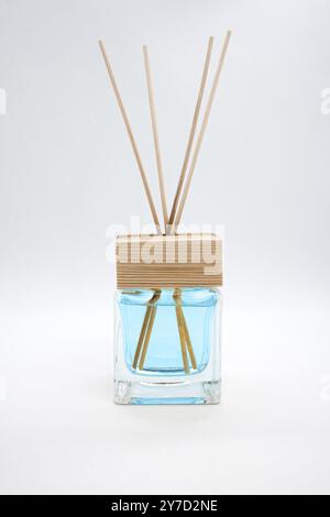 Une bouteille de diffuseur d'huile parfumé à la lavande avec des bâtonnets de roseau, isolée sur du blanc Banque D'Images