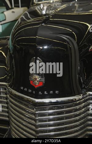Capot avec vieux logo historique sous la calandre de radiateur de voiture classique vintage Cadillac historique, salon Techno-Classica, Essen, Rhénanie-du-Nord-Ouest Banque D'Images