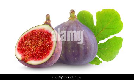 Couper des figues fraîches avec une feuille isolée sur fond blanc Banque D'Images