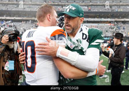 East Rutherford, États-Unis. 29 septembre 2024. Les jets de New York Aaron Rodgers et les Broncos Bo Nix de Denver se rencontrent sur le terrain après le match de la quatrième semaine de la saison NFL au MetLife Stadium à East Rutherford, New Jersey, le dimanche 29 septembre 2024. Les Broncos ont battu les jets 10-9. Photo de John Angelillo/UPI crédit : UPI/Alamy Live News Banque D'Images