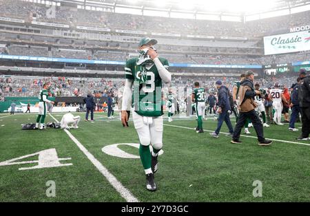 East Rutherford, États-Unis. 29 septembre 2024. Aaron Rodgers quitte le terrain après le match contre les Broncos de Denver lors de la quatrième semaine de la saison NFL au MetLife Stadium à East Rutherford, New Jersey, le dimanche 29 septembre 2024. Les Broncos ont battu les jets 10-9. Photo de John Angelillo/UPI crédit : UPI/Alamy Live News Banque D'Images