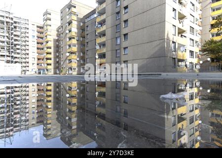 Rénovation de nombreux appartements locatifs après que plusieurs immeubles d'appartements sont tombés en délabrement en raison d'une infestation de moisissures étendue, ville satellite de Chorwe Banque D'Images