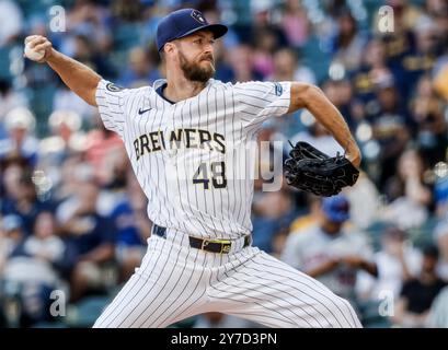 Milwaukee, États-Unis. 29 septembre 2024. Colin Rea, lanceur débutant des Milwaukee Brewers, lance la première manche du match MLB entre les mets de New York et les Brewers de Milwaukee à American Family Field à Milwaukee, WISCONSIN, le dimanche 29 septembre 2024. Photo de Tannen Maury/UPI. Crédit : UPI/Alamy Live News Banque D'Images