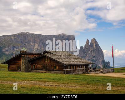 Cabane alpine en face du Sciliar, Punta Santner, Dolomites, Alpe di Siusi, Tyrol du Sud, Italie, Europe Banque D'Images