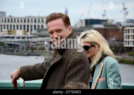 Damian Lewis berce des moutons à travers Southwark Bridge à Londres en tant que Freeman de la ville de Londres le 29 octobre 2024 Banque D'Images