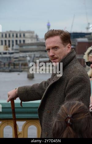 Damian Lewis berce des moutons à travers Southwark Bridge à Londres en tant que Freeman de la ville de Londres le 29 octobre 2024 Banque D'Images