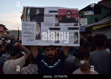 Srinagar, Inde. 29 septembre 2024. Le 29 septembre 2024, un garçon chiite cachemirien a participé à une manifestation à Srinagar, en Inde, tenant une pancarte pour condamner le meurtre du chef du Hezbollah Hassan Nasrallah. (Photo danoise Showkat/Sipa USA). Crédit : Sipa USA/Alamy Live News Banque D'Images