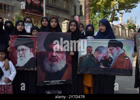 Srinagar, Inde. 29 septembre 2024. Le 29 septembre 2024, des filles chiites cachemiriennes ont tenu des pancartes et des affiches lors d’une manifestation à Srinagar contre le meurtre du chef du Hezbollah Hassan Nasrallah. (Photo danoise Showkat/Sipa USA). Crédit : Sipa USA/Alamy Live News Banque D'Images