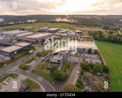 Zone industrielle d'en haut, de nombreux bâtiments, des rues bien entretenues, entourées de champs verts et d'arbres, nuages dans le ciel, Calw, Forêt Noire, germe Banque D'Images