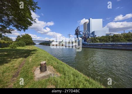 Canal Dortmund-EMS avec borne et centrale au charbon Datteln 4 sous ciel bleu avec cumulus nuages à Datteln, région de la Ruhr, district de Recklinghausen Banque D'Images