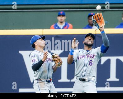Milwaukee, États-Unis. 29 septembre 2024. Tyrone Taylor (l) regarde Starling Marte (R), le survolteur des mets de New York, attraper une boule de mouche frappée par les Milwaukee Brewers, le frappeur désigné Gary Sánchez dans la deuxième manche du match MLB entre les mets de New York et les Brewers de Milwaukee à l'American Family Field à Milwaukee, WISCONSIN, le dimanche 29 septembre 2024. Photo de Tannen Maury/UPI. Crédit : UPI/Alamy Live News Banque D'Images