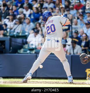 Milwaukee, États-Unis. 29 septembre 2024. Pete Alonso, premier joueur des mets de New York, est frappé par un pitch lancé par les Brewers de Milwaukee, lanceur Colin Rea, en cinquième manche du match MLB entre les mets de New York et les Brewers de Milwaukee à l'American Family Field à Milwaukee, WISCONSIN, le dimanche 29 septembre 2024. Photo de Tannen Maury/UPI. Crédit : UPI/Alamy Live News Banque D'Images