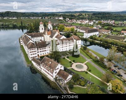 Vue aérienne de l'ancienne abbaye bénédictine avec l'église du monastère de Sainte-Marie sur l'île rhénane de Rheinau, Andelfingen, canton de Zurich, Suisla Banque D'Images