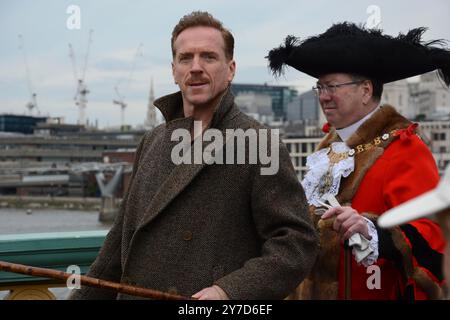 Damian Lewis berce des moutons à travers Southwark Bridge à Londres en tant que Freeman de la ville de Londres le 29 octobre 2024 Banque D'Images