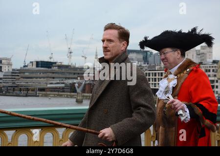 Damian Lewis berce des moutons à travers Southwark Bridge à Londres en tant que Freeman de la ville de Londres le 29 octobre 2024 Banque D'Images