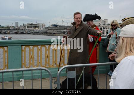 Damian Lewis berce des moutons à travers Southwark Bridge à Londres en tant que Freeman de la ville de Londres le 29 octobre 2024 Banque D'Images