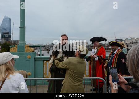 Damian Lewis berce des moutons à travers Southwark Bridge à Londres en tant que Freeman de la ville de Londres le 29 octobre 2024 Banque D'Images