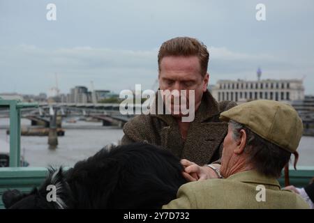 Damian Lewis berce des moutons à travers Southwark Bridge à Londres en tant que Freeman de la ville de Londres le 29 octobre 2024 Banque D'Images