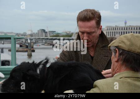 Damian Lewis berce des moutons à travers Southwark Bridge à Londres en tant que Freeman de la ville de Londres le 29 octobre 2024 Banque D'Images