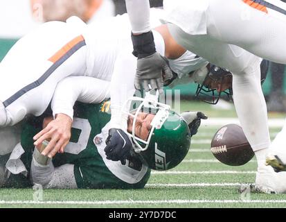 East Rutherford, États-Unis. 29 septembre 2024. Aaron Rodgers est limogé au 4e quart-temps contre les Broncos de Denver lors de la quatrième semaine de la saison NFL au MetLife Stadium à East Rutherford, New Jersey, le dimanche 29 septembre 2024. Les Broncos ont battu les jets 10-9. Photo de John Angelillo/UPI crédit : UPI/Alamy Live News Banque D'Images